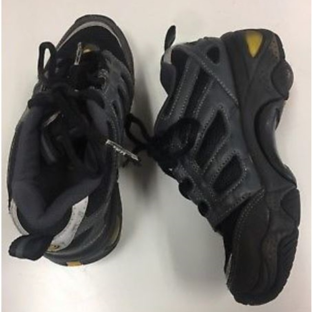 BLACK HEELYS